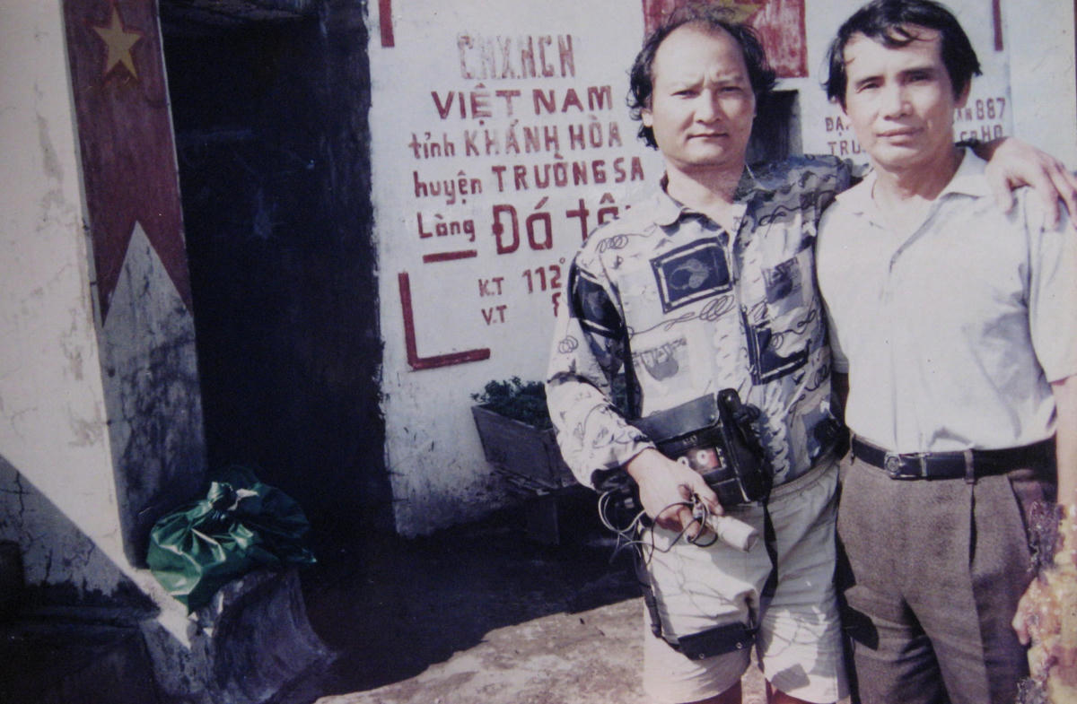 Nhạc sĩ Thế Song (phải) và nhạc sĩ Lương Nguyên trong chuyến đi Trường Sa năm 1995.