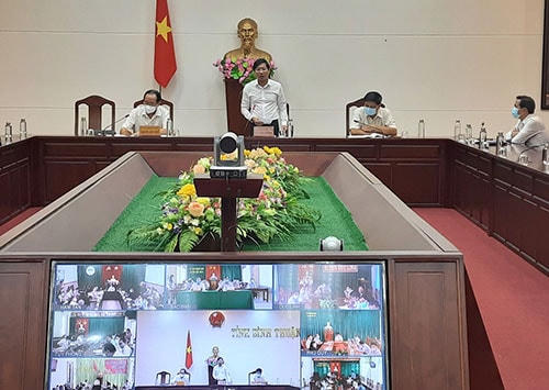 Ông Lê Tuấn Phong, Chủ tịch UBND tỉnh Bình Thuận, phát biểu tại cuộc họp trực tuyến, bàn công tác phòng chống dịch Covid-19.