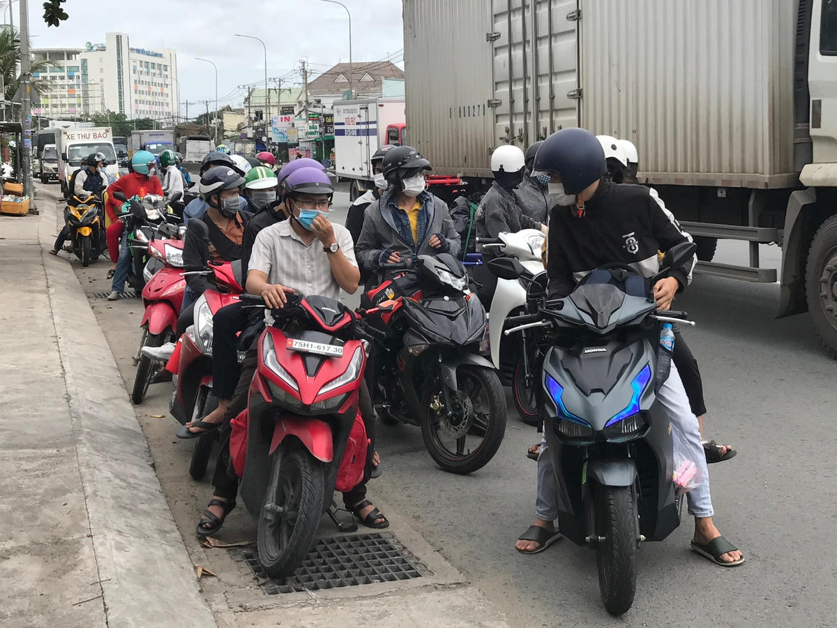 Nhiều top đi bằng xe gắn máy về quê đều được hướng dân quay trở lại TP HCM nhằm đảm bảo không đẻ dịch lây lan diện rộng.