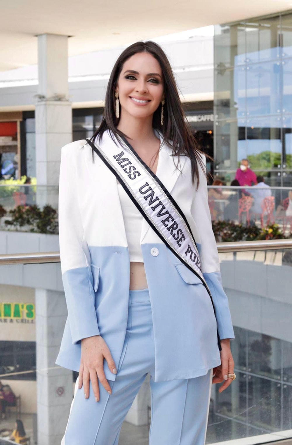 Hoa hậu Puerto Rico - Estefania Soto - kết hợp vest với crop-top.  