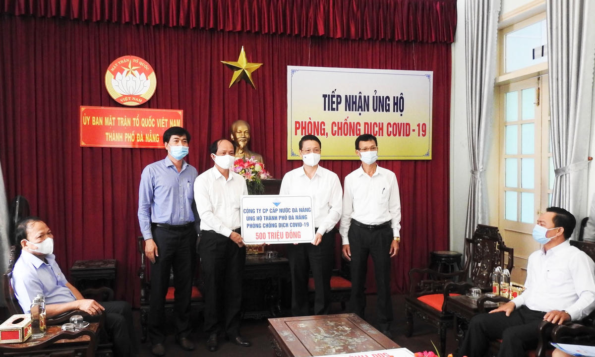 Thường trực  Ủy ban  MTTQ Việt Nam TP Đà Nẵng, tiếp nhận 500 triệu đồng ủng hộ phòng, chống dịch Covid - 19 từ đại diện Công ty CP  cấp nước Đà Nẵng (Dawaco). Ảnh Thanh Tùng
