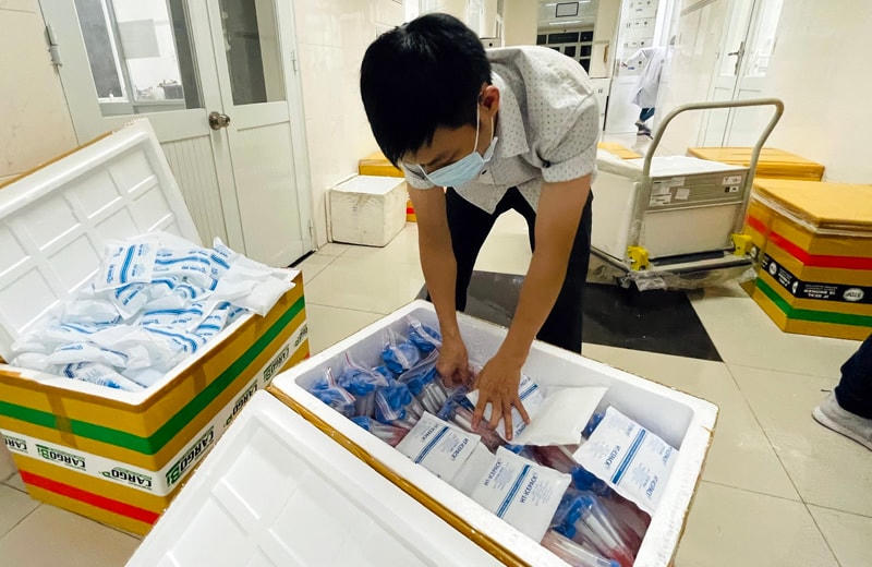 Nhân viên Khoa xét nghiệm của CDC Đồng Nai chuẩn bị vật tư y tế phục vụ cho công tác xét nghiệm.