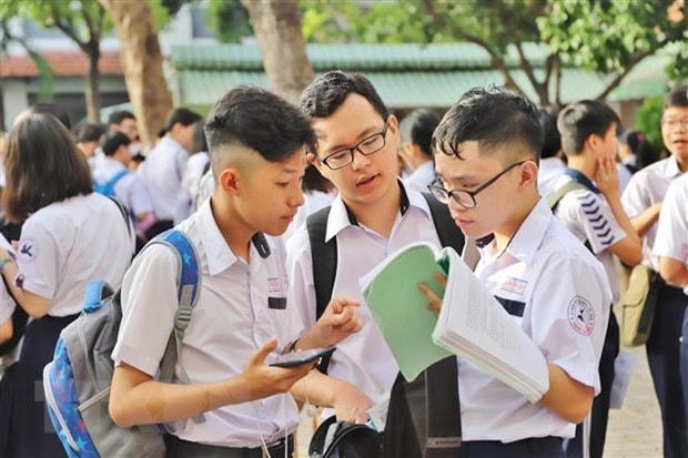 Các thí sinh TP.HCM thảo luận sao khi hoàn thành bài thi môn Toán. (Ảnh: Hồng Giang/TTXVN).  