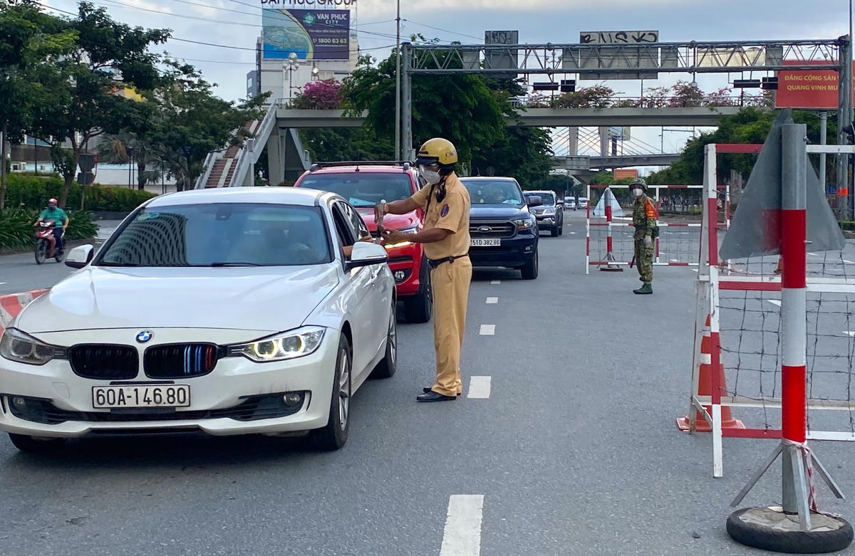 TP HCM quy định điều kiện người dân ra, vào thành phố trong bối cảnh từng bước phục hồi, phát triển kinh tế - xã hội sau hơn 4 tháng giãn cách xã hội với nhiều cấp độ khác nhau.