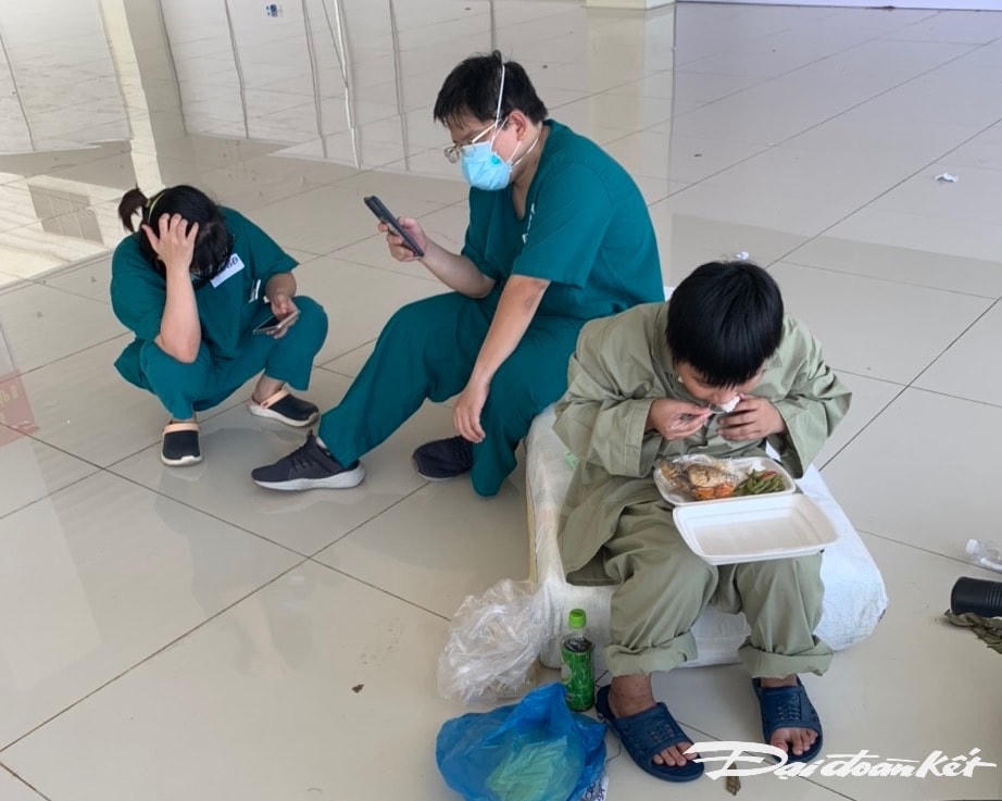 Các bệnh nhân tranh thủ ăn uống trước khi có xe chở về nhà.