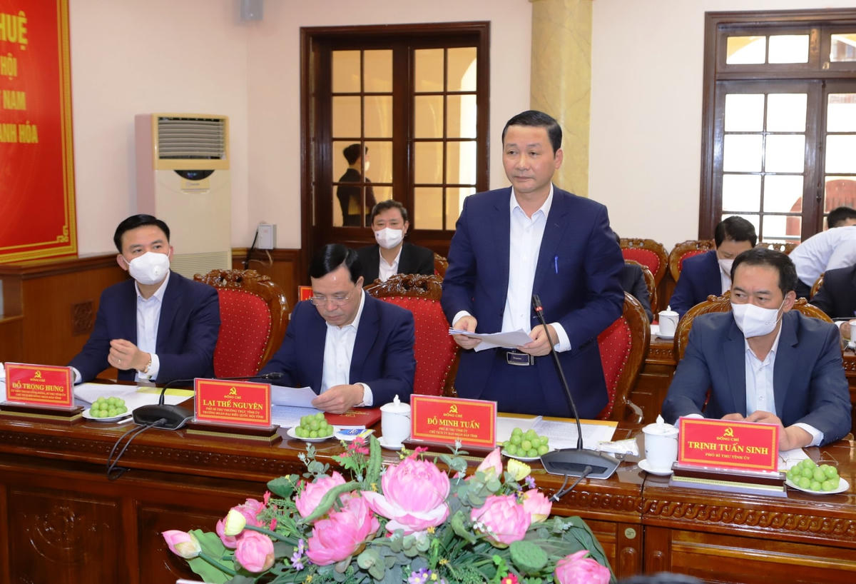 Ông Đỗ Minh Tuấn, Chủ tịch UBND tỉnh Thanh Hóa báo cáo nhanh về tình hình kinh tế xã hội tại buổi làm việc.