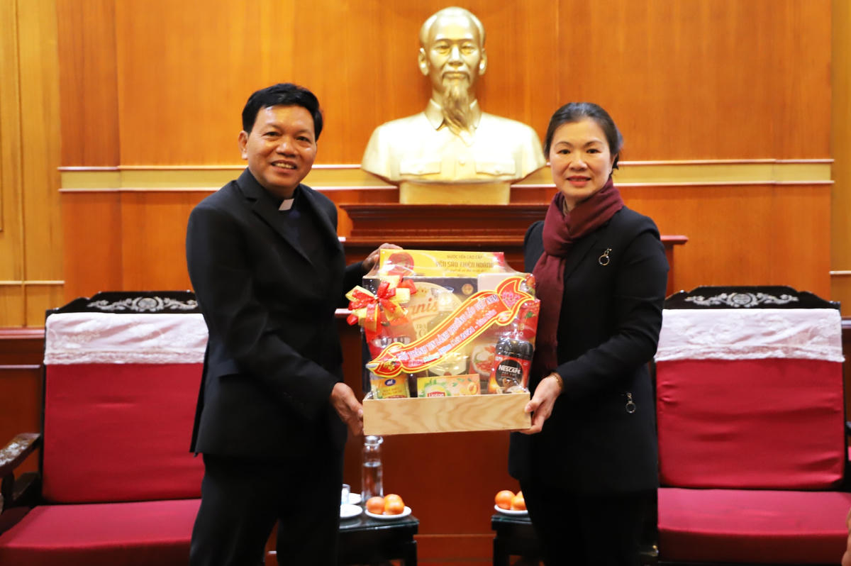 Phó Chủ tịch Trương Thị Ngọc Ánh thân mật tiếp Hội thánh Tin Lành Trưởng lão Việt Nam.