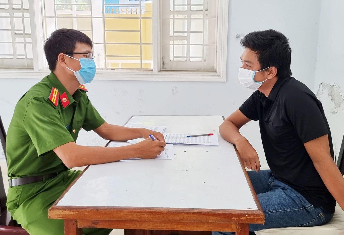 Công an lấy lời khai của Nguyễn Anh Tùng, cầm đầu đường dây cá độ bóng đá. (Ảnh: Công an Đà Nẵng).