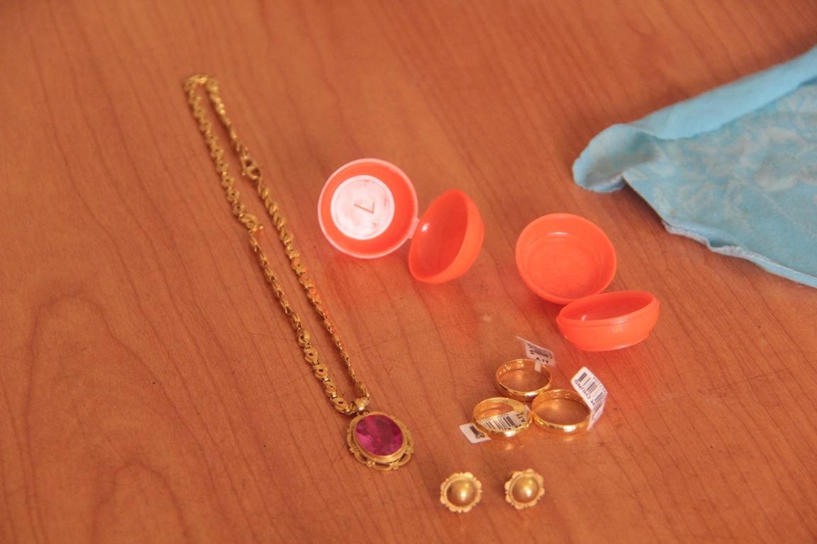 Người đàn ông thu mua phế liệu nhặt được 1,1 cây vàng trong ủng cao su.