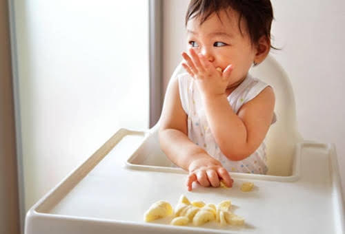 Theo khuyến nghị chỉ nên cho ăn rau quả khi bé đã bước vào thời kỳ ăn dặm.
