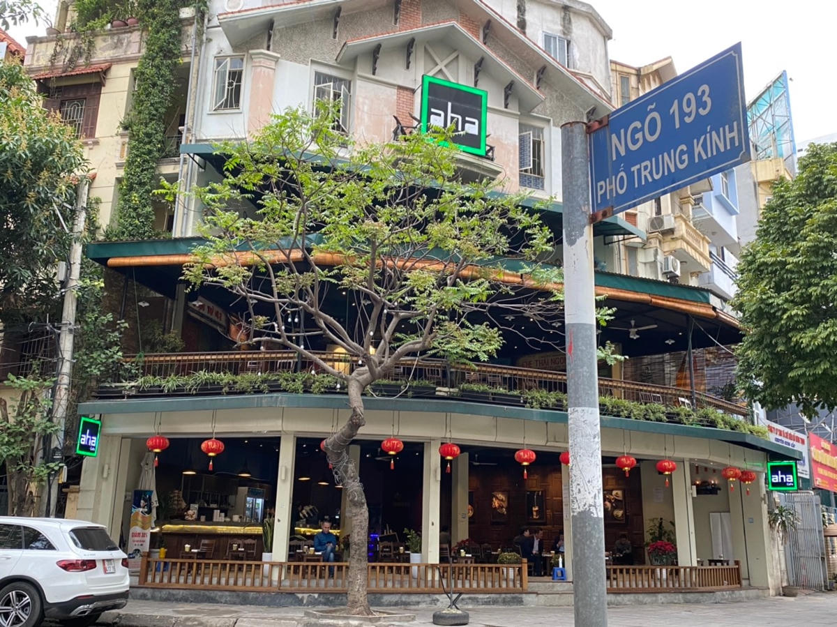 Quán cafe AHA ở đường Trung Kính mở cửa trở lại đón khách từ 7h30. Ảnh: Lan Anh. 