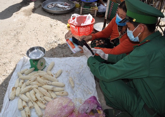 Hướng dẫn người dân cài đặt ứng dụng PC-Covid trên điện thoại thông minh.