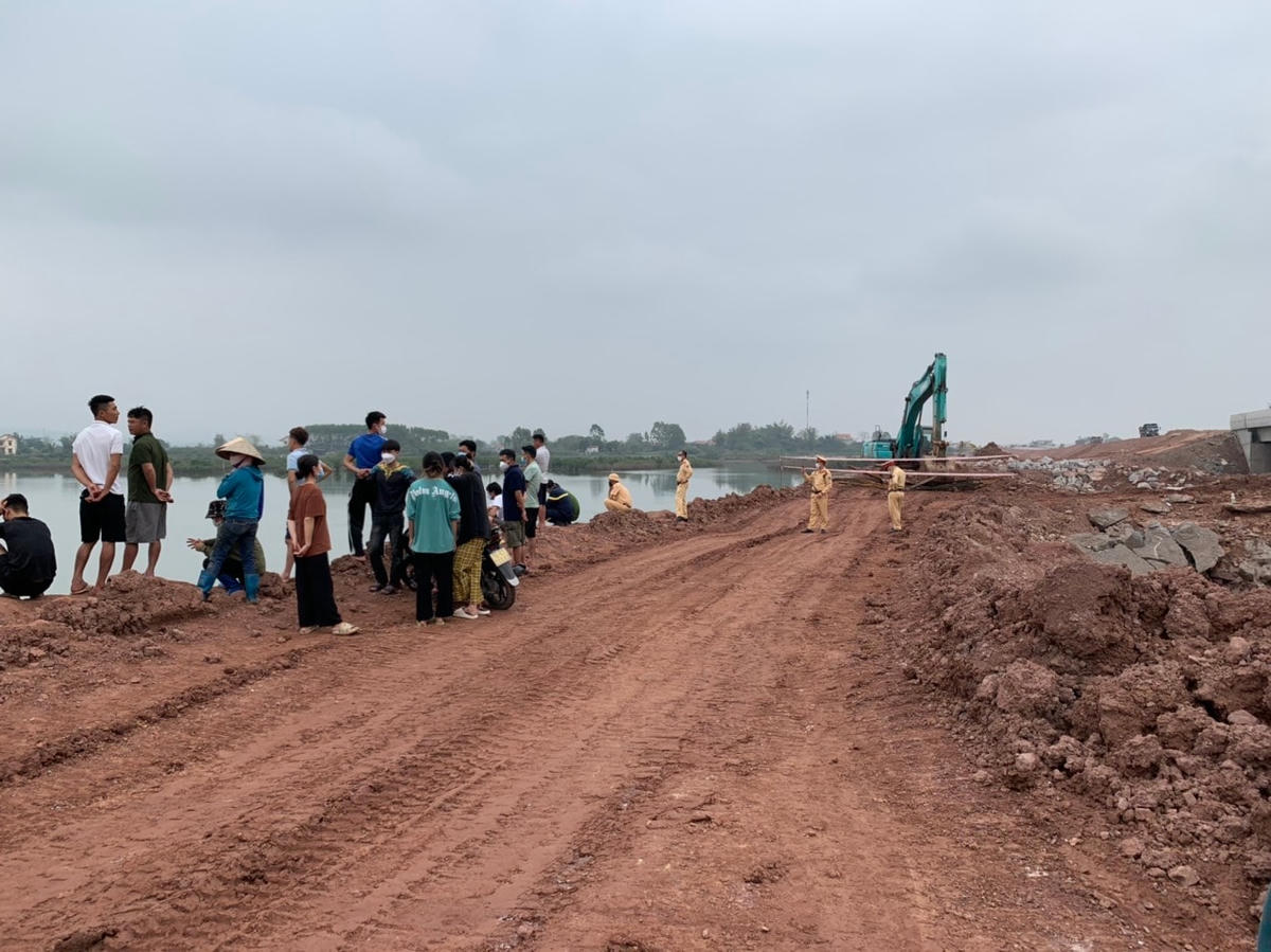 Các lực lượng chức năng tham gia tìm kiếm cứu hộ, cứu nạn.
