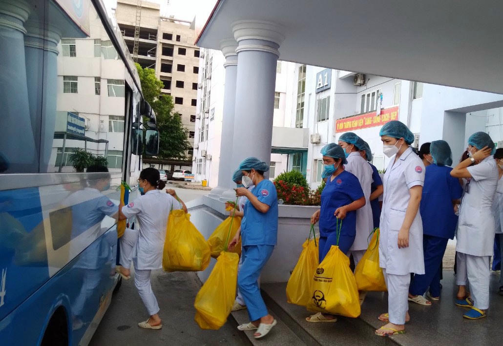 Các trang thiết bị được các cán bộ, tình nguyện viên vận chuyển lên xe chuẩn bị lên đường.