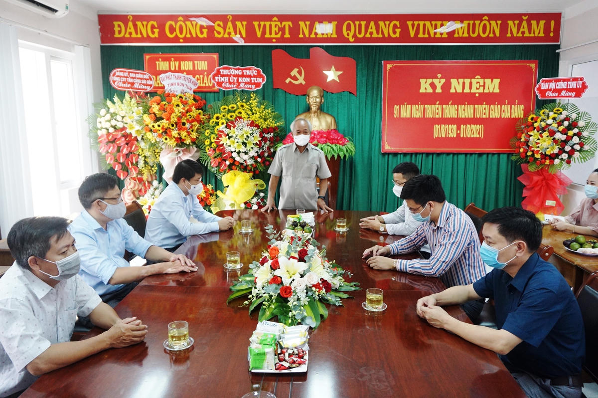 Ông A Pớt, Phó Bí thư Thường trực Tỉnh ủy Kon Tum chúc mừng cán bộ, công chức ngành Tuyên giáo của tỉnh Kon Tum.  
