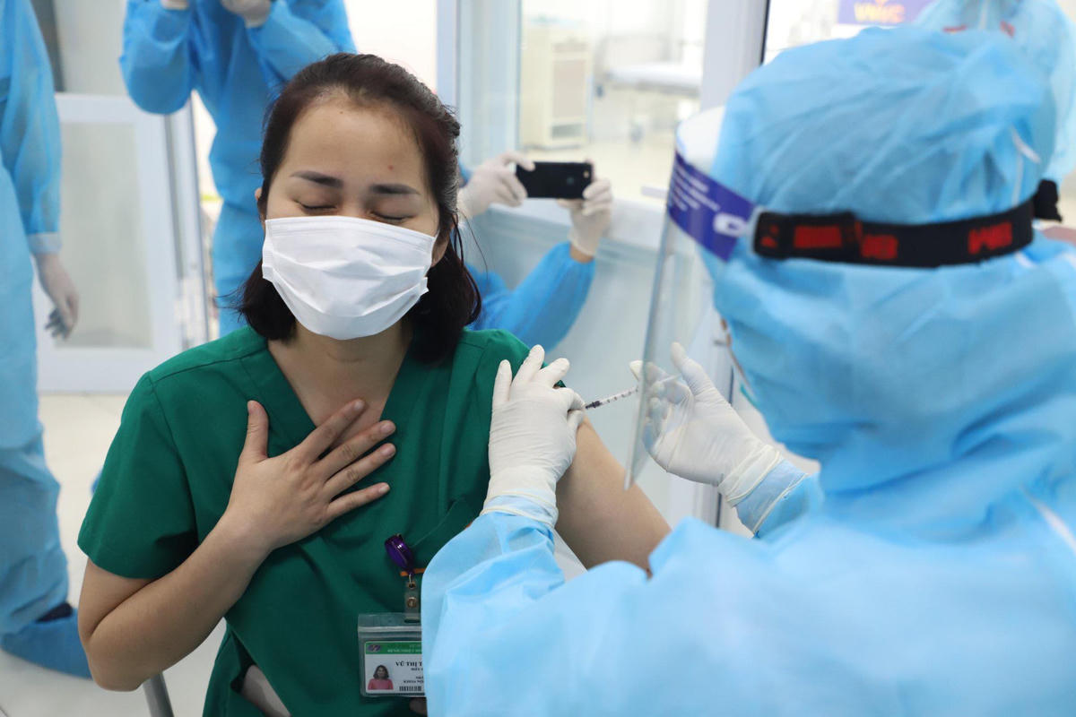Điều dưỡng Vũ Thị Thanh Thư tiêm mũi vaccine đầu tiên tại BV Bệnh Nhiệt đới trung ương.