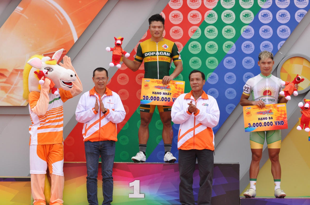 Ban tổ chức trao giải cho các tay đua đạt giải ở chặng 14.