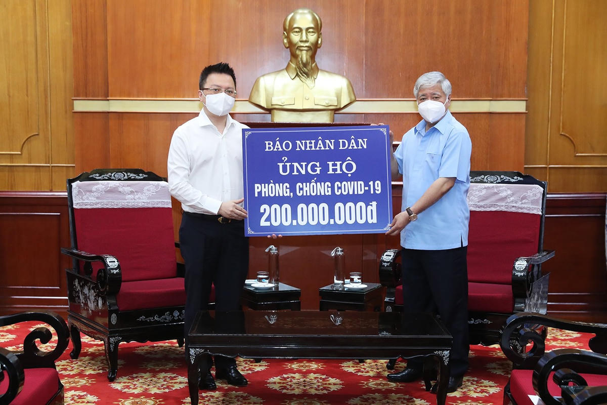 Bí thư Trung ương Đảng, Chủ tịch UBTƯ MTTQ Việt Nam Đỗ Văn Chiến tiếp nhận ủng hộ phòng, chống dịch Covid-19. Ảnh: Quang Vinh.