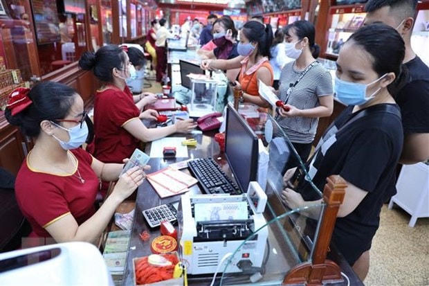 Giao dịch vàng tại Công ty Vàng bạc Đá quý Bảo Tín-Minh Châu. (Ảnh: Ảnh: Danh Lam/TTXVN).