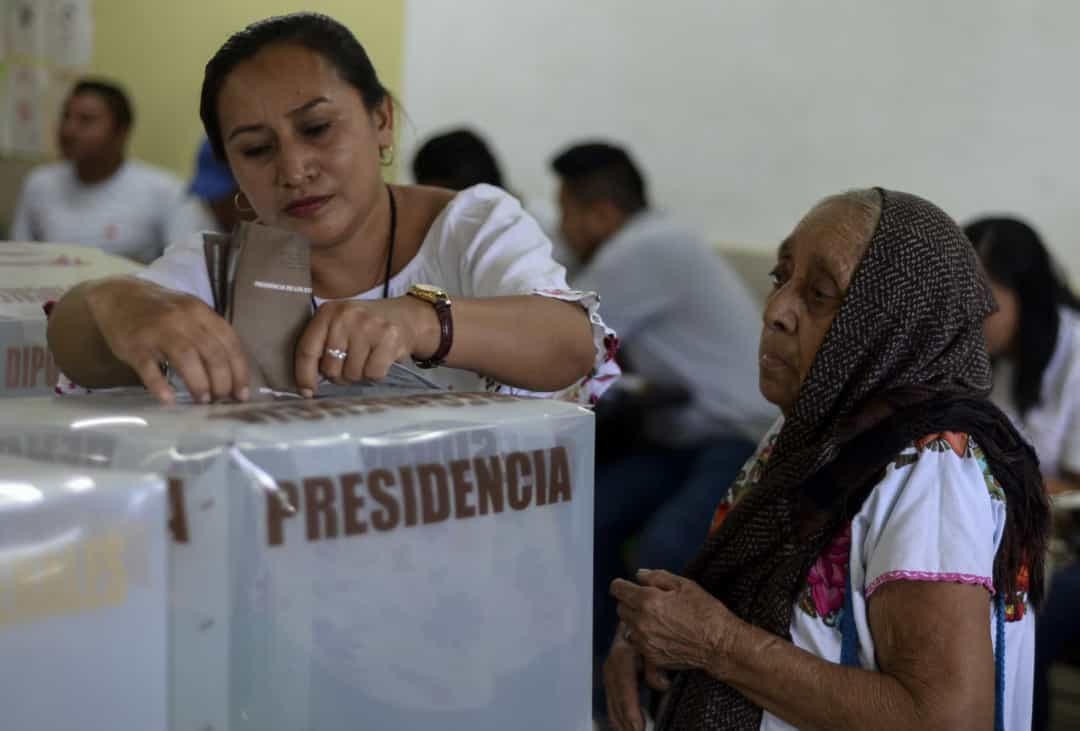Phụ nữ chính thức được trao quyền bầu cử ở Mexico vào năm 1947. Tuy nhiên, phụ nữ được phép bỏ phiếu trong một số cuộc bầu cử địa phương và tiểu bang vào một ngày trước đó.
