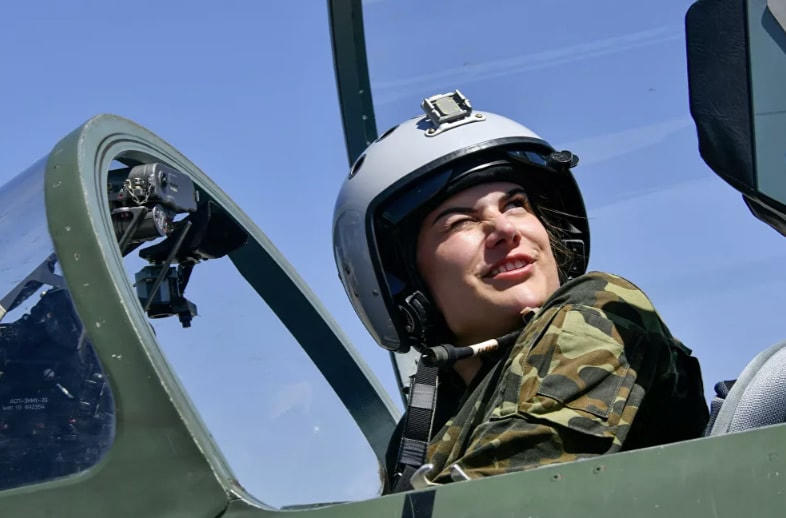 [ẢNH] Nữ học viên Không quân Nga chinh phục bầu trời bằng kỹ năng và sự quyến rũ