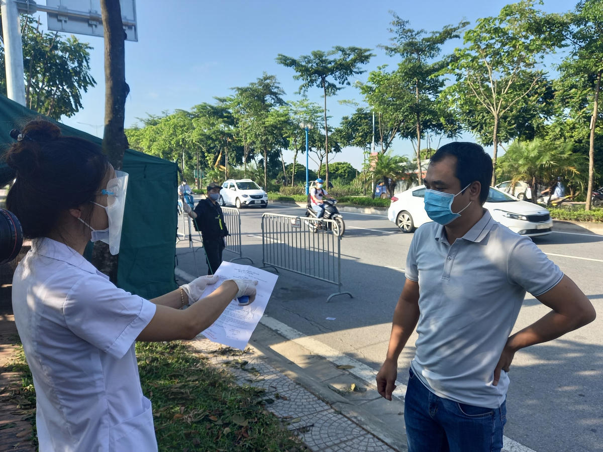 Tại chốt kiểm soát dịch nút giao QL5B – Cổ Linh (quận Long Biên, Hà Nội), lực lượng chức năng dừng phương tiện, đo thận nhiệt và hướng dẫn những thủ tục cần thiết.