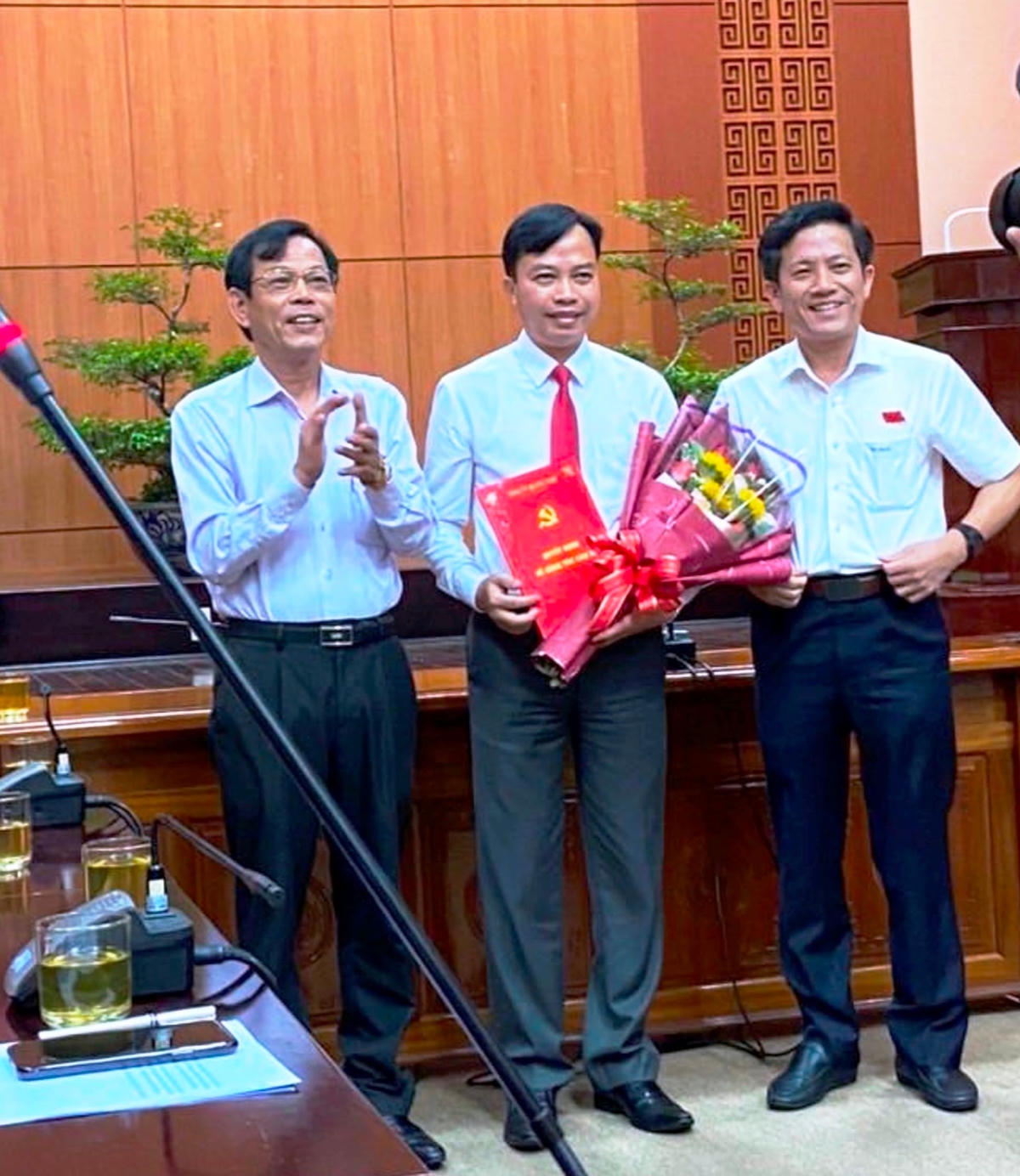Ông Quảng Văn Ngọc (ở giữa) tại buổi nhận quyết định bổ nhiệm Phó Chánh Văn phòng Tỉnh ủy Quảng Nam.
