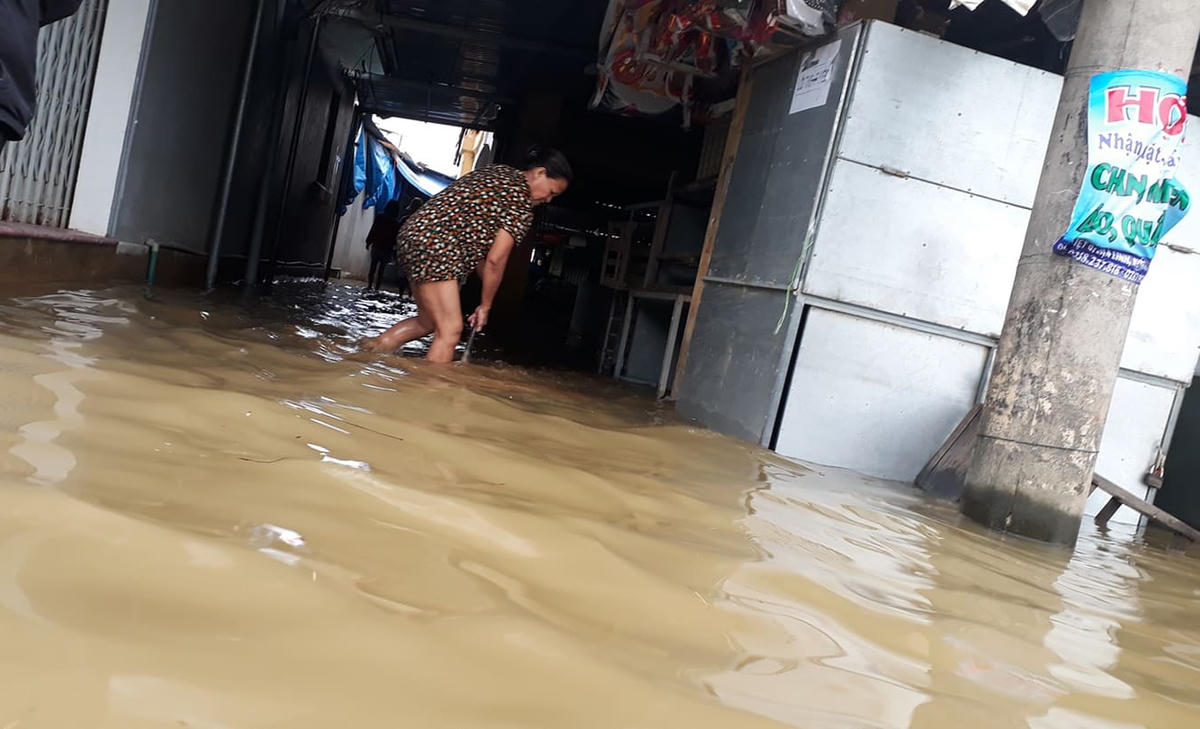 Người dân tranh thủ lúc nước lũ rút để dọn dẹp.