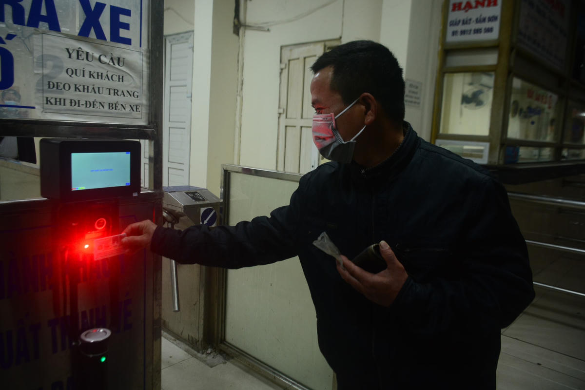 Ông Thành cho biết thêm: “Để phòng, chống dịch Covid-19, các bến xe bố trí người chốt trực ở ngay các cửa vào khu vực xe khách đỗ. Nếu hành khách không có khẩu trang, nhân viên bến xe nhắc nhở và yêu cầu đeo khẩu trang. Nước sát khuẩn tay cũng được trang bị nhằm phòng, chống dịch tốt nhất”.