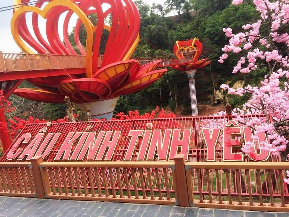 Cầu kính tình yêu bên cạnh thác Dải Yếm.