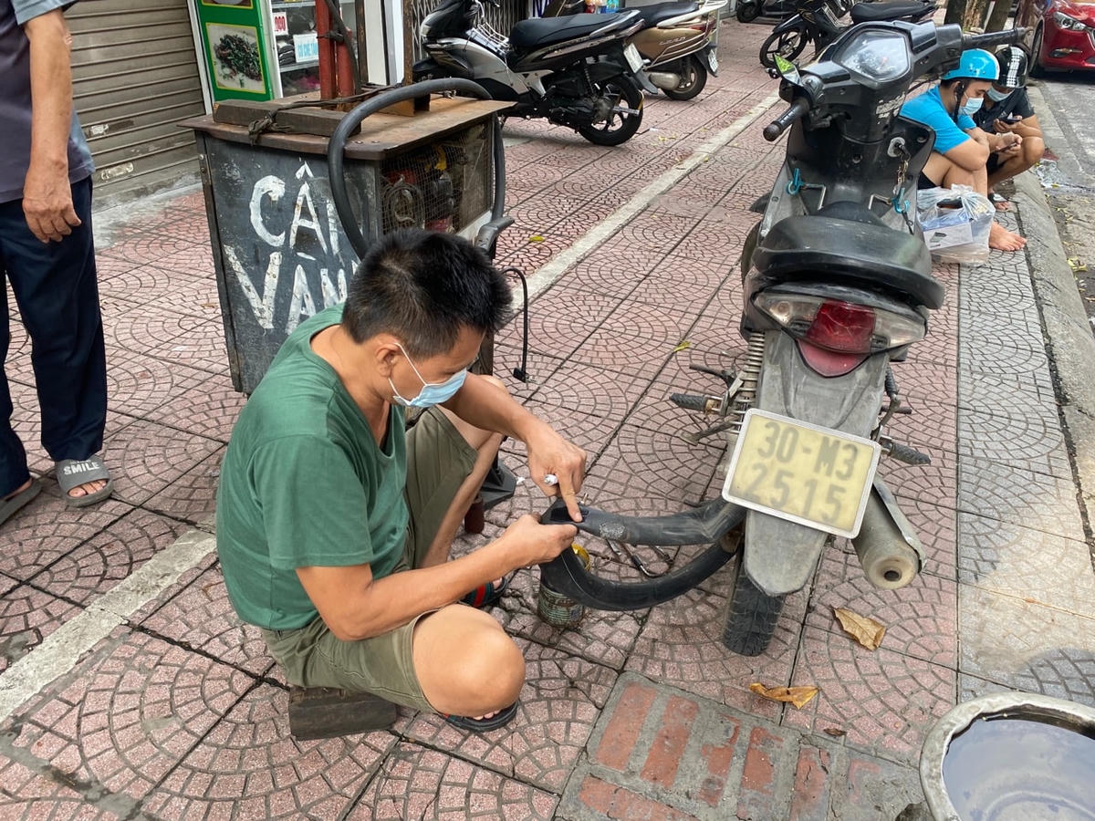 Nhiều năm làm nghề sửa xe chữa xe máy trên phố Ngọc Lâm (quận Long Biên), anh Thắng cho biết, chưa bao giờ hoạt động kinh doanh của anh rơi vào tình trạng như thế này. Nghỉ làm mấy tháng nay để phòng, chống dịch, anh Thắng rơi vào tình trạng khó khăn về kinh tế vì không có thu nhập.