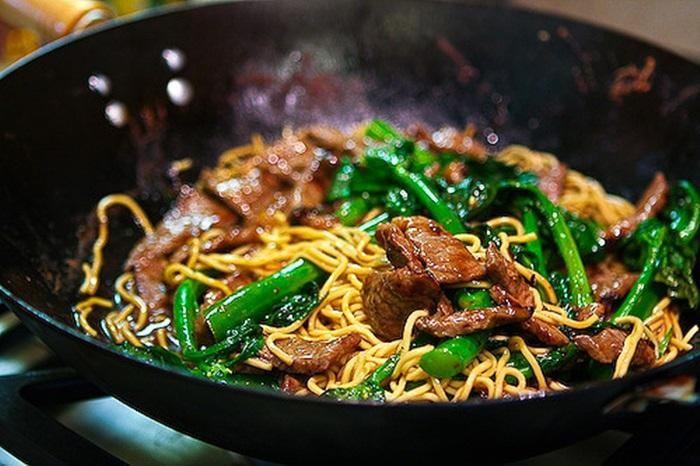 Rau cải xào thịt bò.