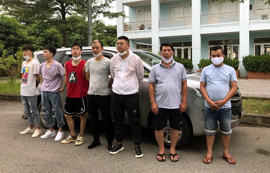 Năm người Trung Quốc vượt biên trái phép cùng lái, phụ xe bị Cảnh sát giao thông phát hiện. (Ảnh: Minh Hải).