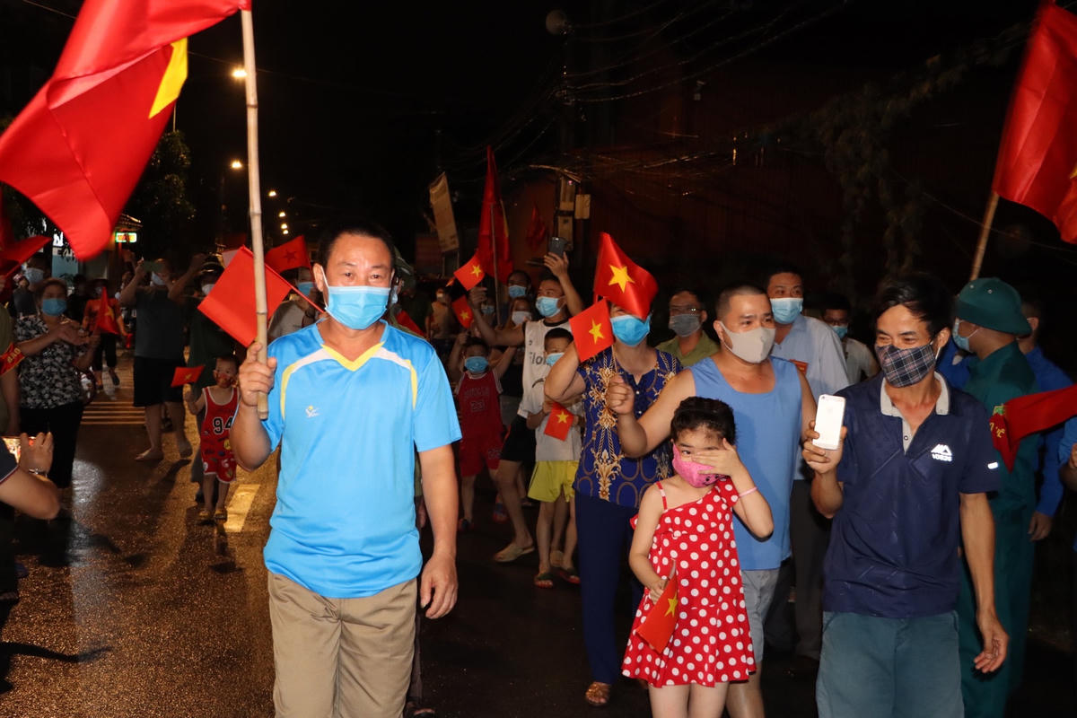 Người dân trong thôn vui mừng khi có lệnh gỡ phong tỏa.