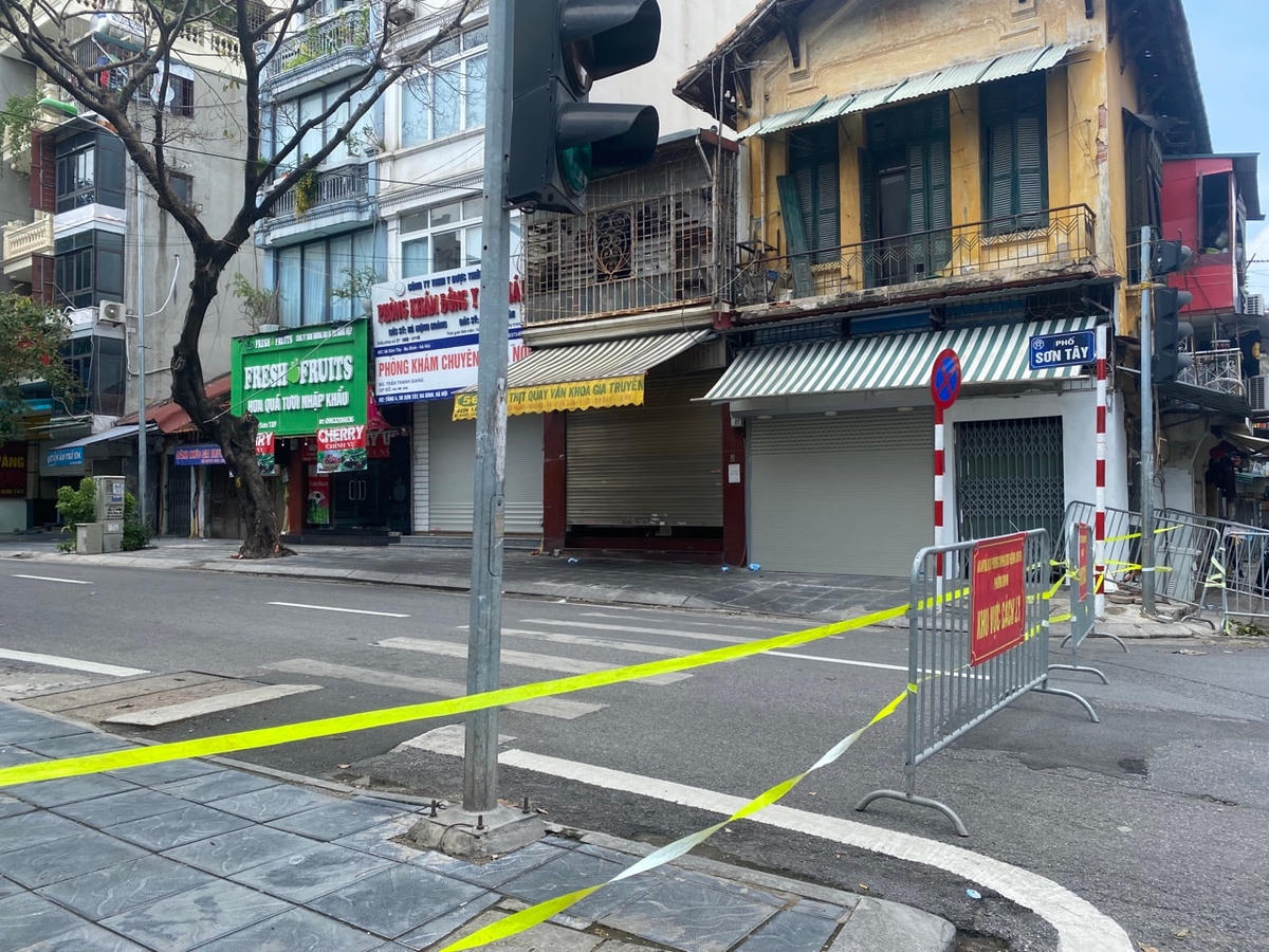 Phần phố Sơn Tây giao với phố Ngọc Hà cũng được dựng rào chắn. 