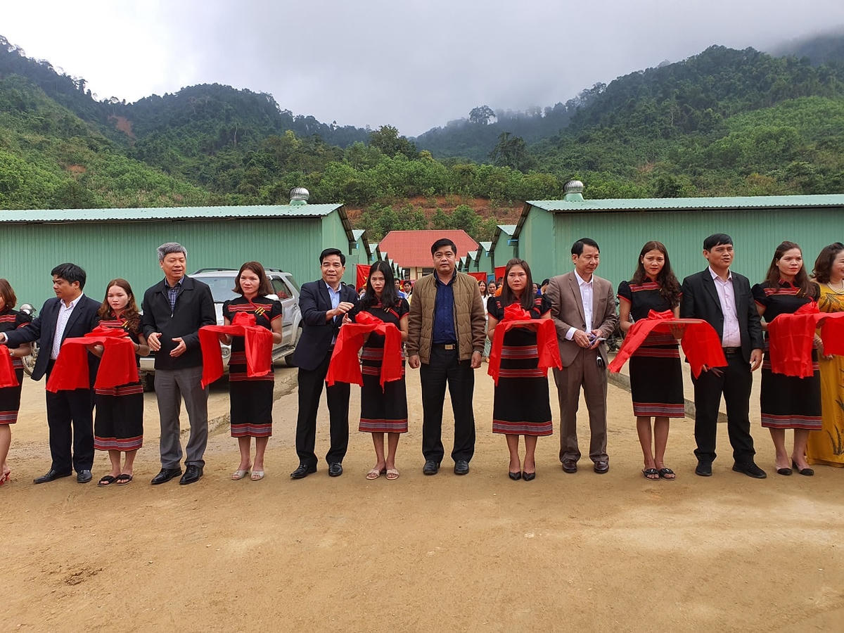 Lễ cắt băng khánh thành và bàn giao nhà cho 17 hộ dân thôn Trà Vân A.