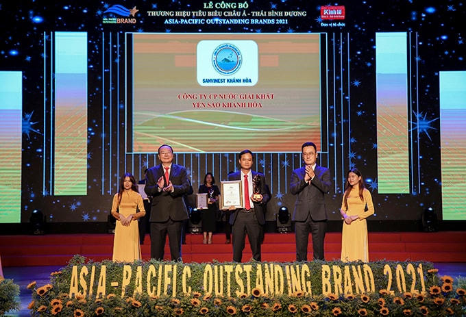 Đại diện Công ty Cổ phần NGK Yến sào Khánh Hòa nhận giải Top 10 Thương hiệu tiêu biểu hội nhập Châu Á – Thái Bình Dương.