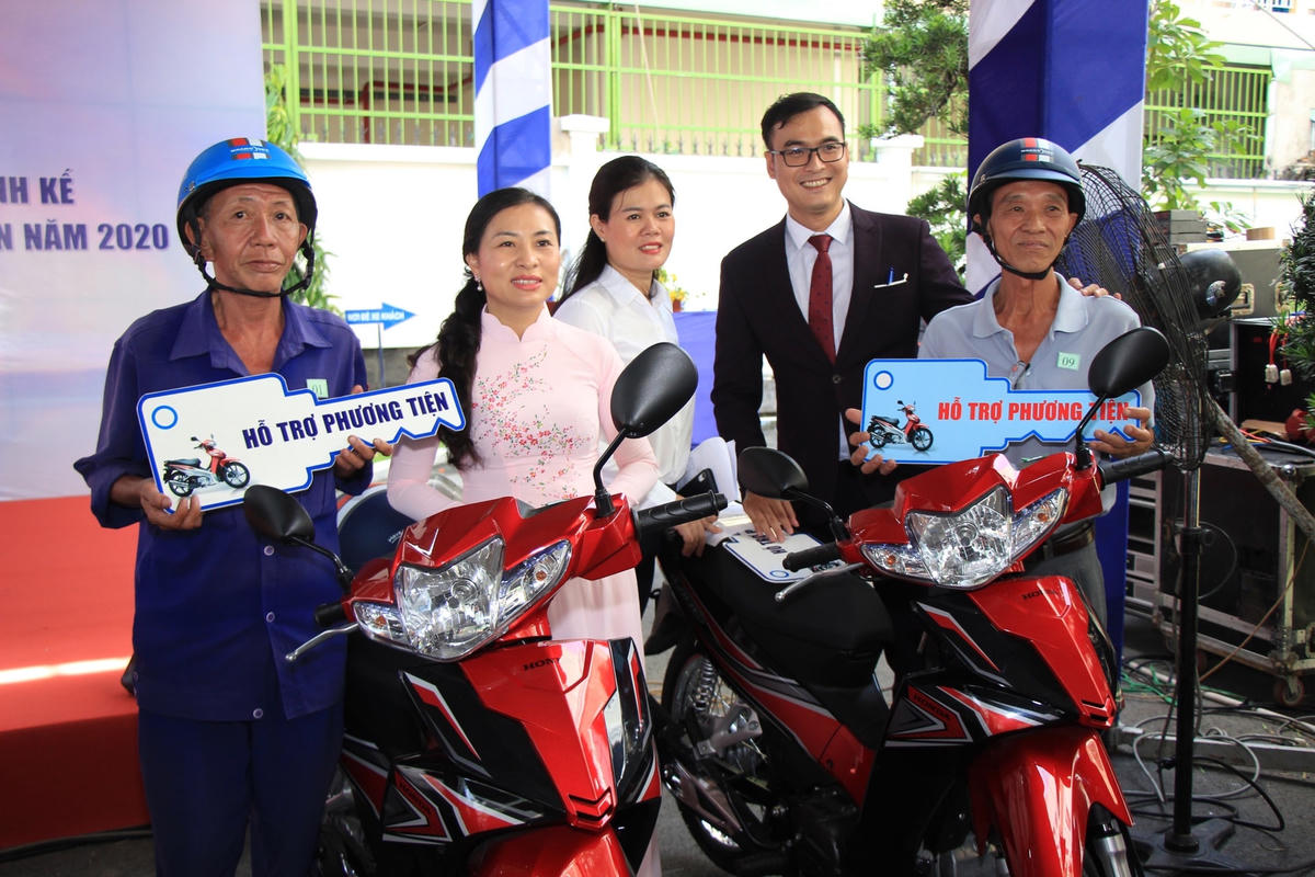 Bà Phan Kiều Thanh Hương, Phó Chủ tịch UBMTTQ Việt Nam TP HCM  trao tặng phương tiện sinh kế cho người có hoàn cảnh khó khăn trên địa bàn Thành phố.
