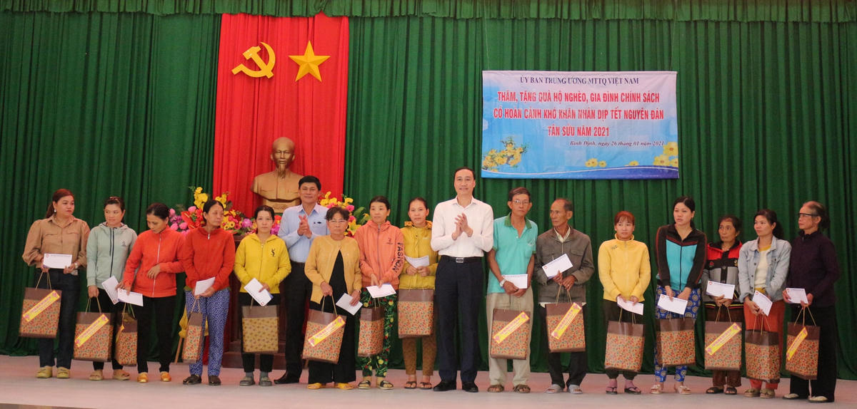 Phó Chủ tịch UBTƯ MTTQ Việt Nam Phùng Khánh Tài tặng quà hộ nghèo, gia đình chính sách tại tỉnh Bình Định.