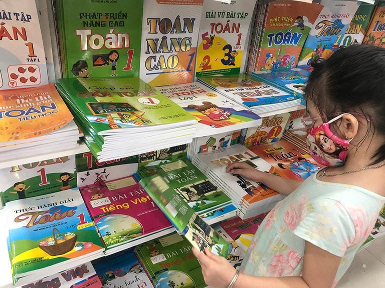 Ma trận xuất bản phẩm trong nhà trường mập mờ với sách giáo khoa. Nguồn: Nguyễn Loan.