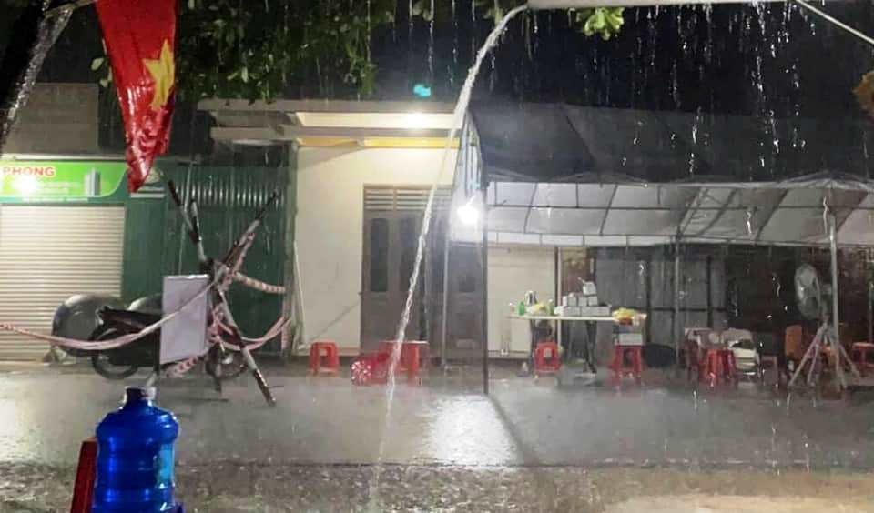 Cơn mưa bất chợt khiến lực lượng tuyến đầu thêm phần vất vả.