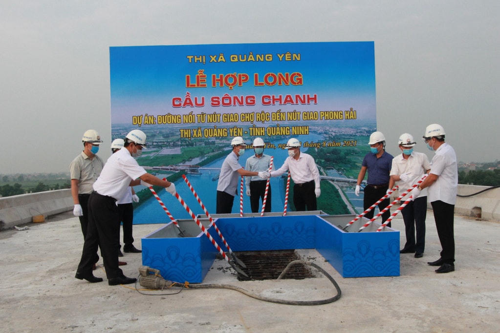 Lãnh đạo TX Quảng Yên chính thức phát động hợp long cầu Sông Chanh 2. Ảnh: Trung tâm TT- VH TX Quảng Yên.