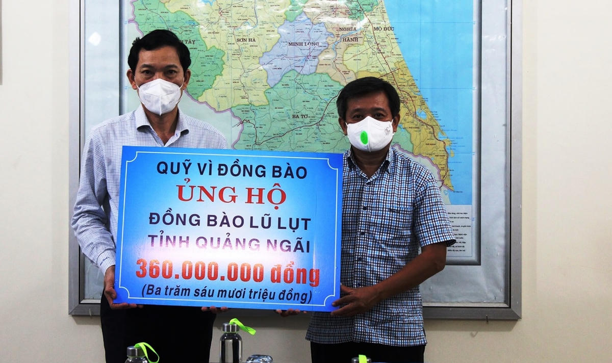 Ông Đoàn Ngọc Hải (bìa phải) đã trao ủng hộ số tiền 360 triệu đồng.