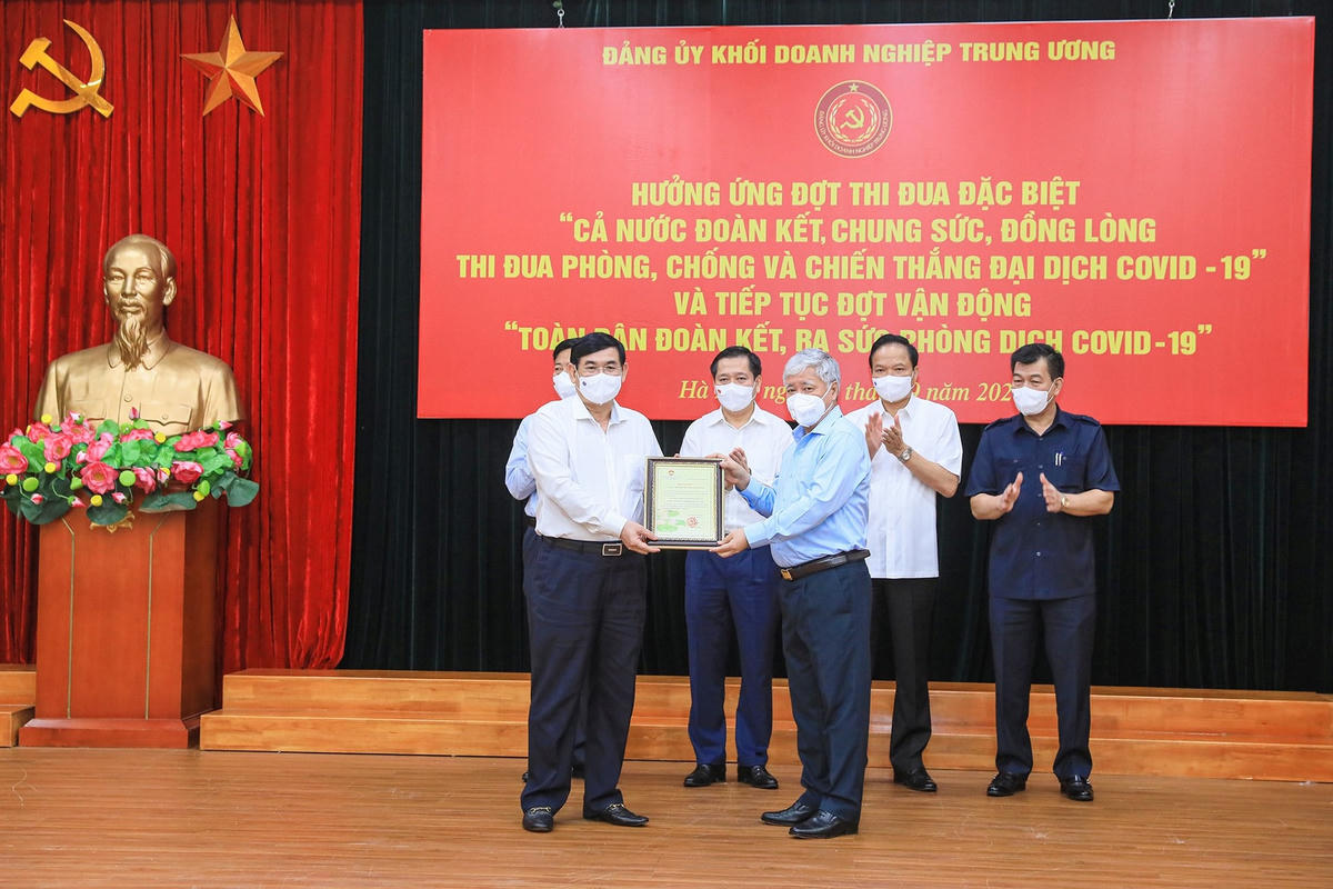 Bí thư Trung ương Đảng, Chủ tịch UBTƯ MTTQ Việt Nam Đỗ Văn Chiến trao thư cảm ơn các đơn vị tham gia ủng hộ.