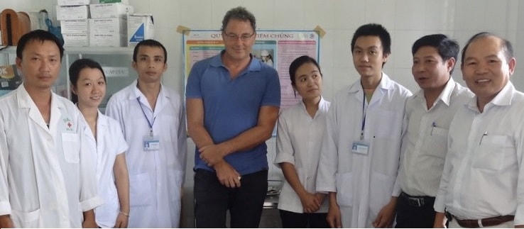 GS Huỳnh Đình Chiến (ngoài cùng bên phải) cùng nhóm nghiên cứu tại Trung tâm Y tế huyện Hướng Hóa (Quảng Trị) trong chuyến nghiên cứu khảo sát đầu năm 2019.