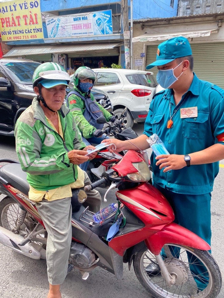 Phát khẩu trang cho người dân.