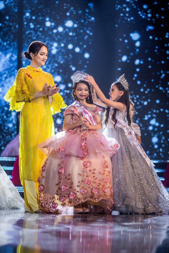 Hoa hậu Hương Giang cùng Miss Baby Viet Nam 2019 trao vương miện cho Miss Baby Viet Nam 2020. Ảnh: Kids Model Vietnam.