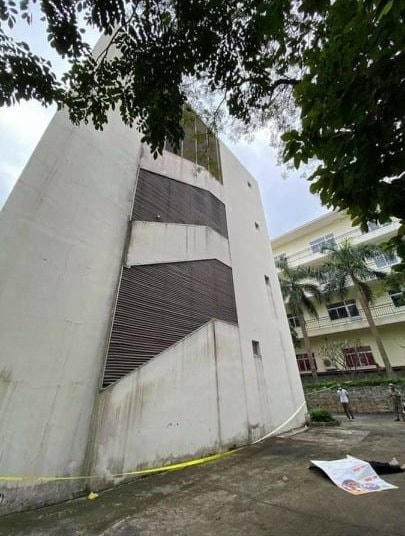 Hiện trường vụ nam sinh rơi từ trên cao xuống đất.
