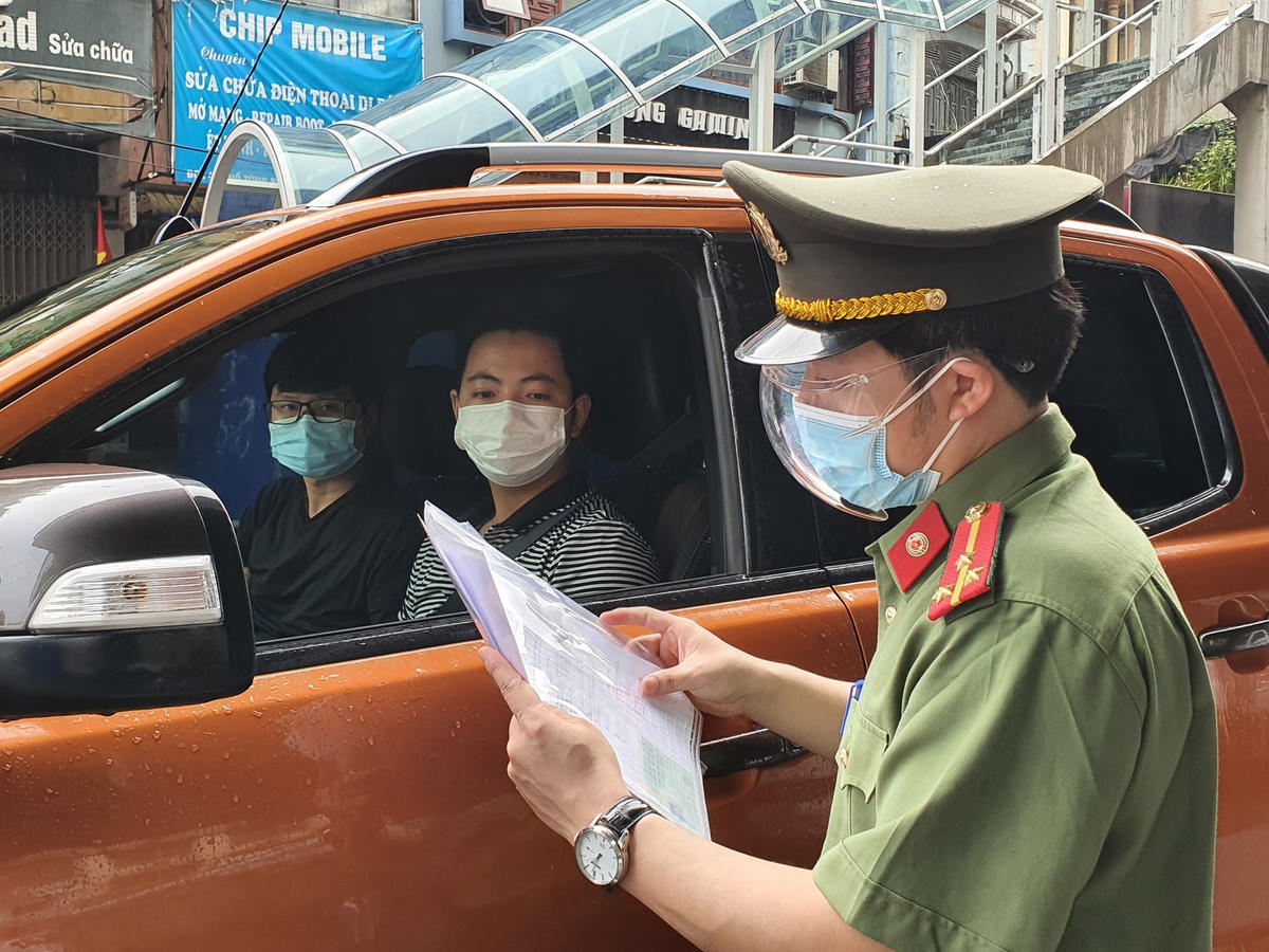 Quy định mới về giấy đi đường của Công an TP Hà Nội gặp phải nhiều ý kiến trái chiều.