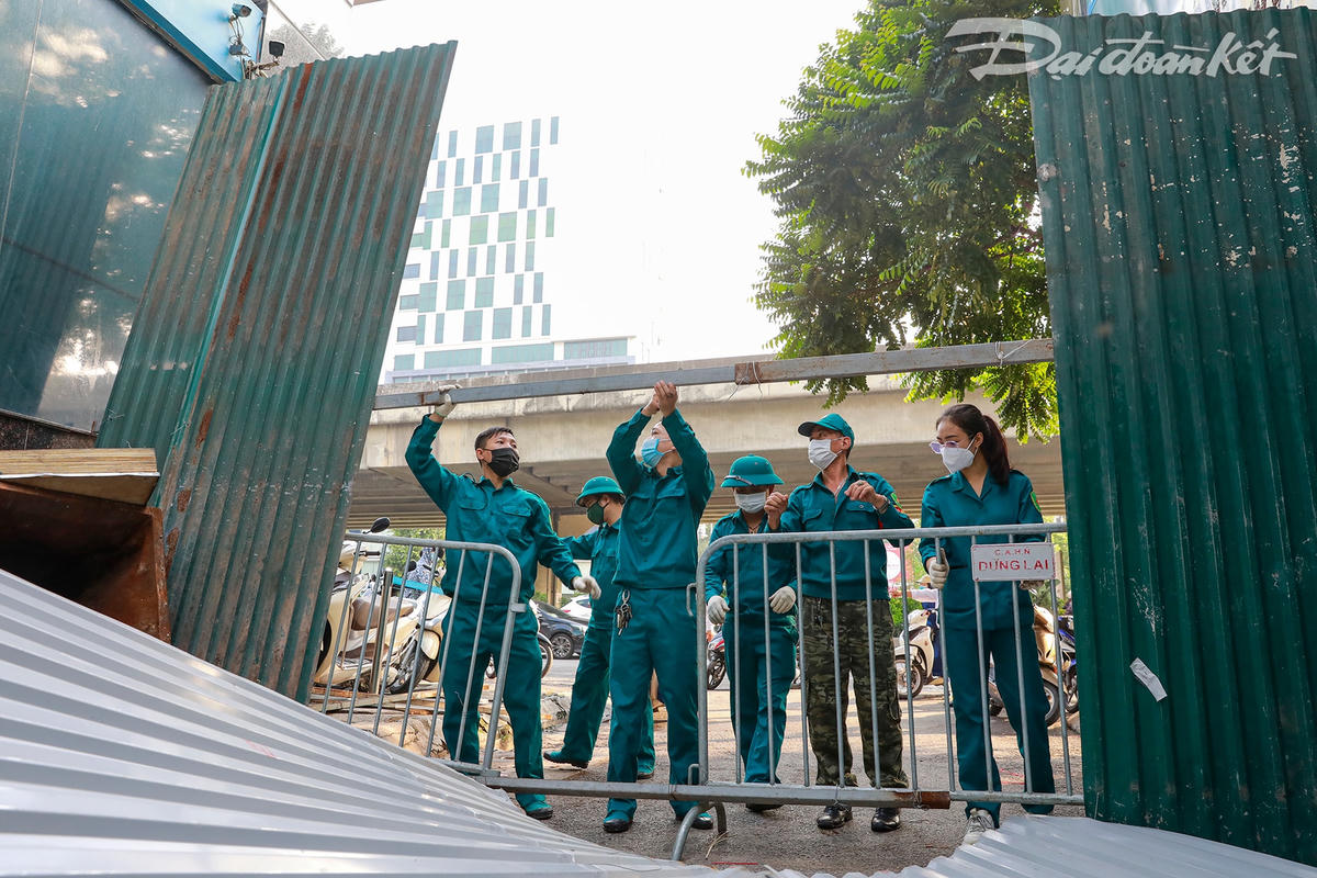 Lực lượng dân quân tự vệ phường Thanh Xuân Bắc, quận Thanh Xuân tiến hành gỡ các chốt trên địa bàn của phường.